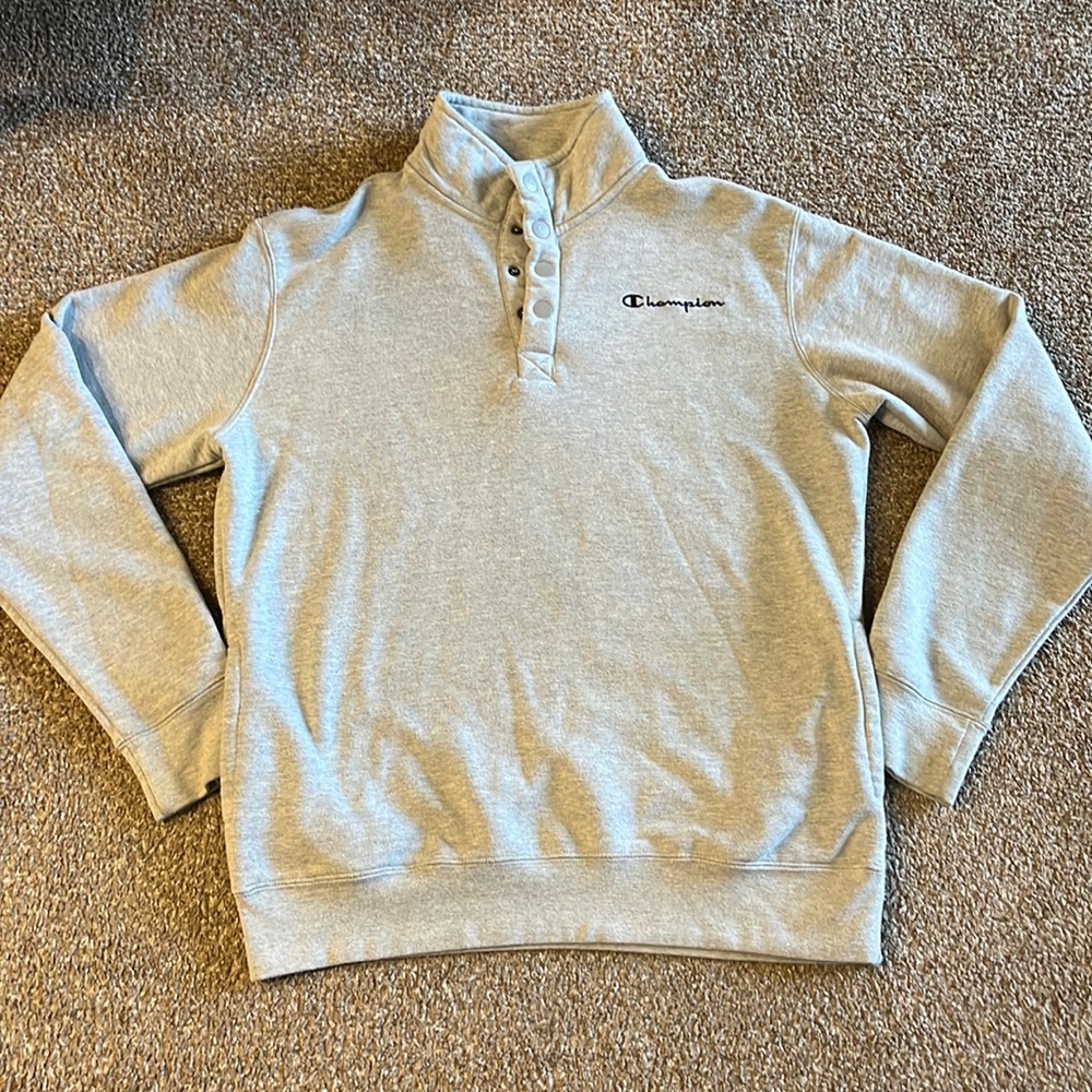 Excellent preowned condition. Made by Champion in a size medium.